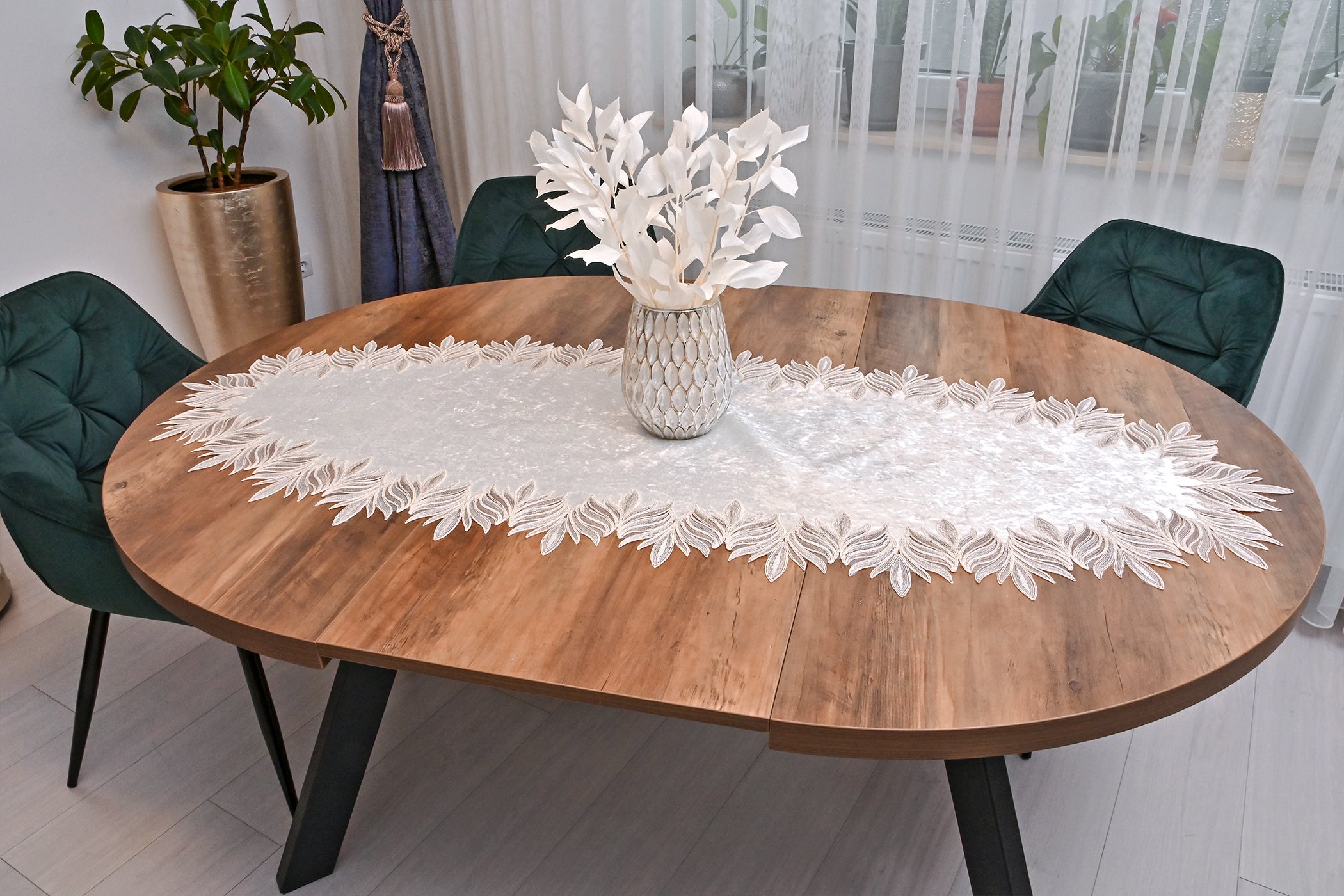 Lotus bársony asztali futó fehér színű, arany csipkével 60 x 150 cm